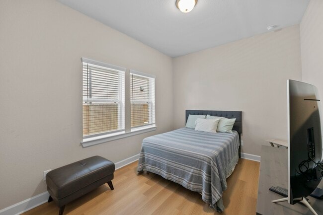 Building Photo - 7214 Oak Grv Trl