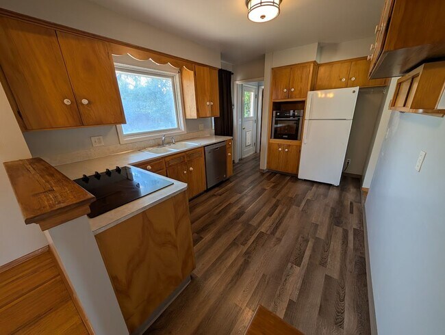 Building Photo - Charming 3 bedroom 1.5 bath Orchards house