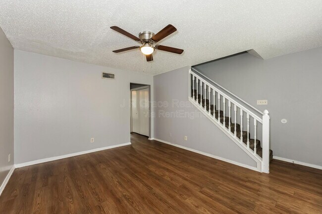 Building Photo - 5927 Shadydell Dr