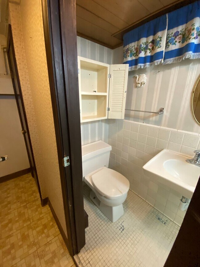 Building Photo - Cozy Home with Double Stall Garage