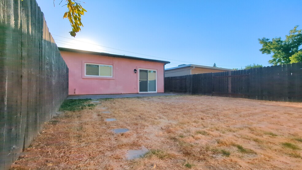Building Photo - 10402 S White Rock Rd