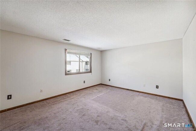 Building Photo - 17 Oak Forest Dr