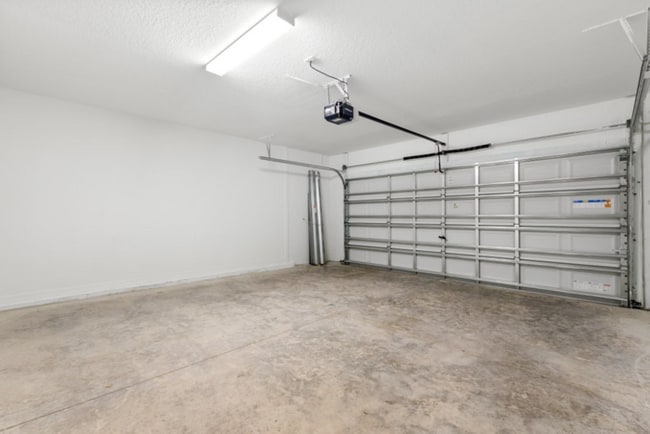 Building Photo - "Spacious 5-Bedroom Retreat in Apollo Beach - Modern Living with 2.5 Baths on White Chicory Dr!"