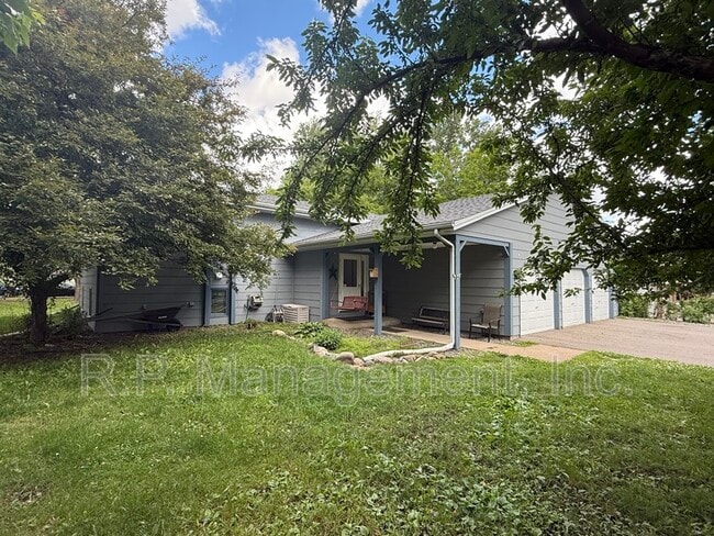 Building Photo - 555 Lake Cove Ct