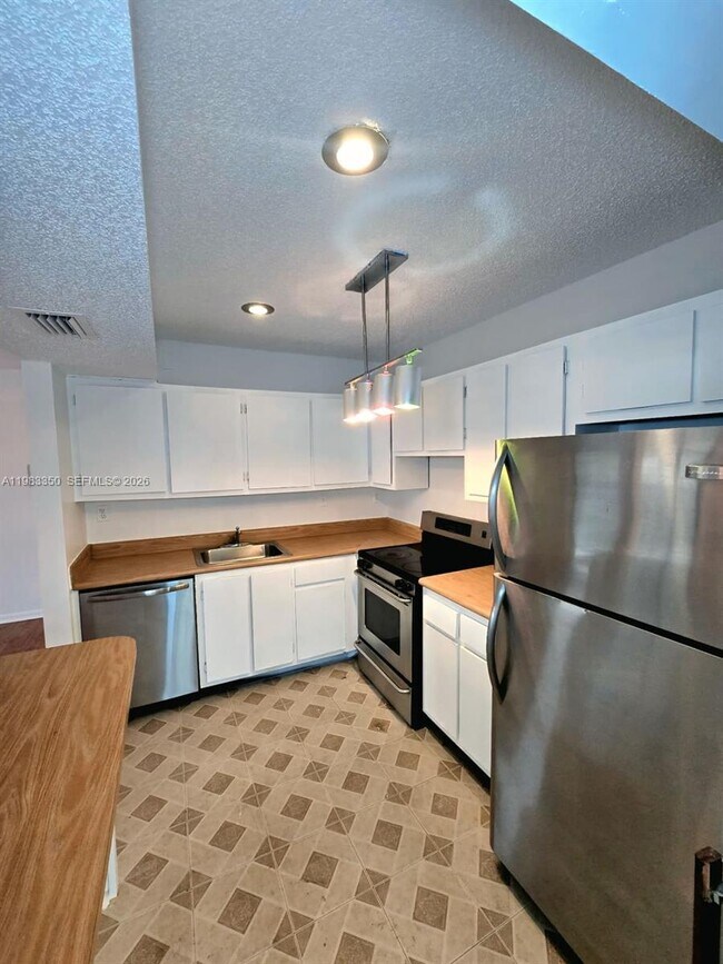 Building Photo - 20130 NE 3rd Ct