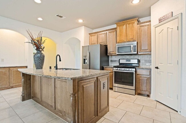 Building Photo - Spacious & Charming Home in Desirable Savannah Community