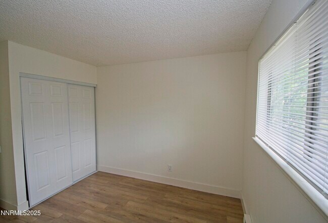 Building Photo - 664 Oakwood Dr