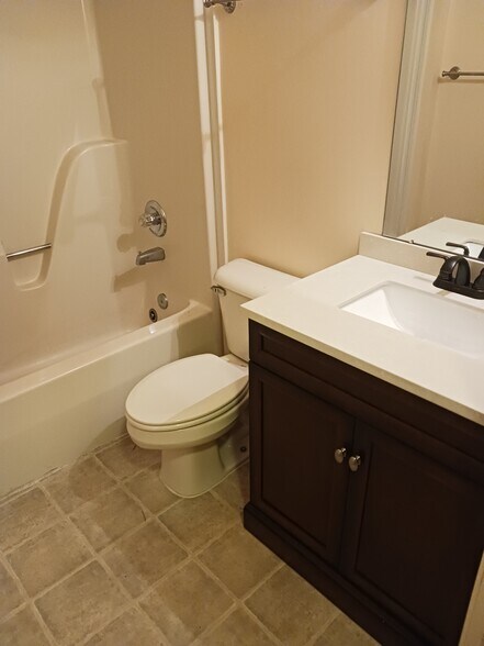 Main Bathroom - 2557 John R St