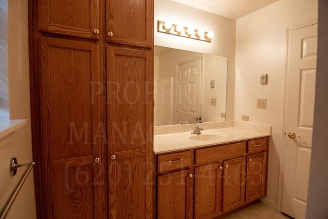 Building Photo - 2 Bedroom 2 Bath