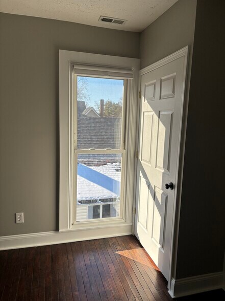 Closet in hallway - 1394 Wayne St