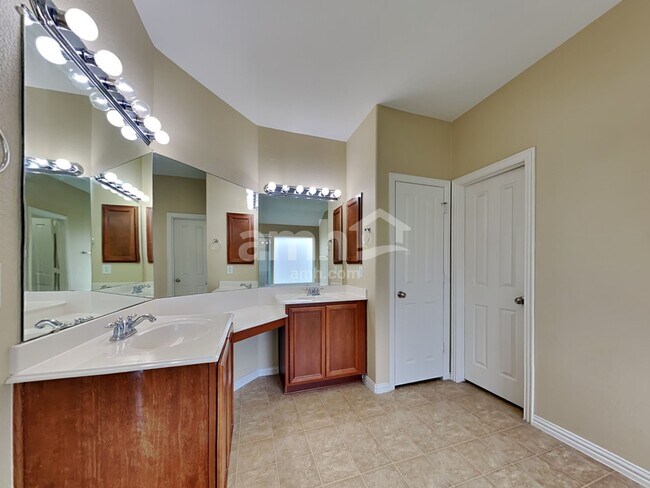 Building Photo - 245 Brookdale Dr