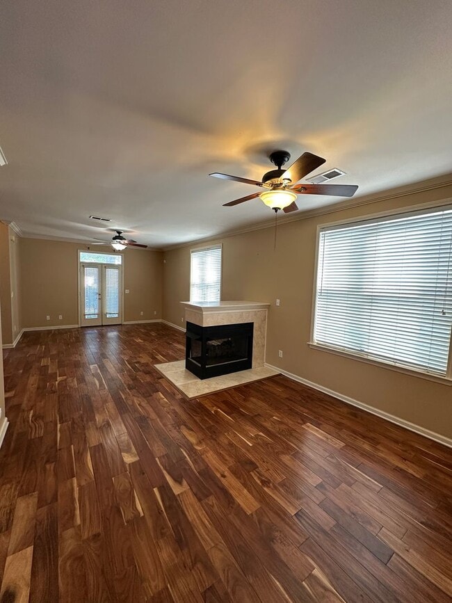 Building Photo - Beautiful 3br/2.5ba home in Harbor Town! Balcony off Primary Bedroom! Pets are owners approval, f...