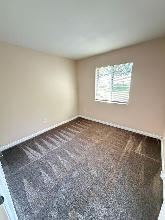 Building Photo - 2BR/1BA Lakeside ground floor condo with 1 car detached garage, 1 uncovered parking space & commu...