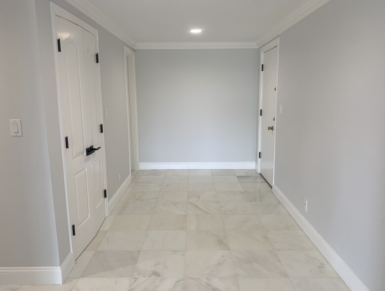 Foyer - 7560 Hollywood Blvd