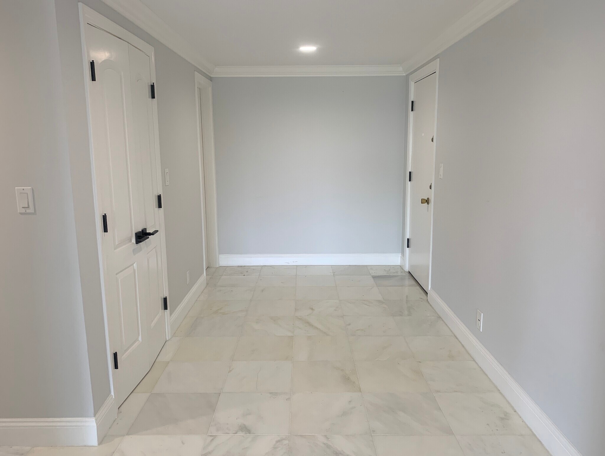 Foyer - 7560 Hollywood Blvd