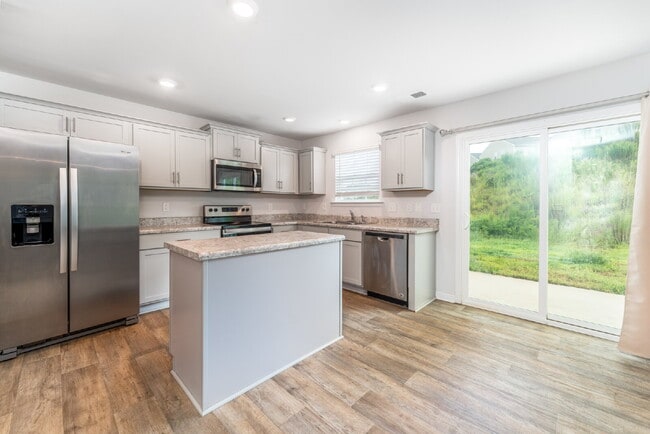 Building Photo - Spacious house with large office and 3 bedrooms in pool community. Available after July 10!