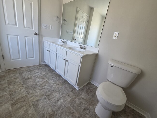 Building Photo - 2701 Buckleigh Dr