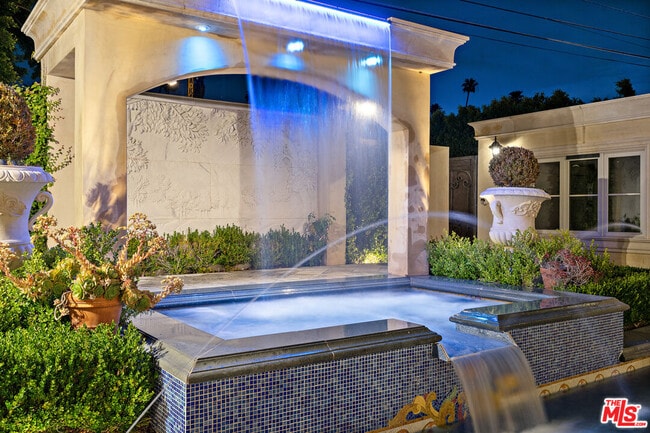 Building Photo - 718 N Rodeo Dr