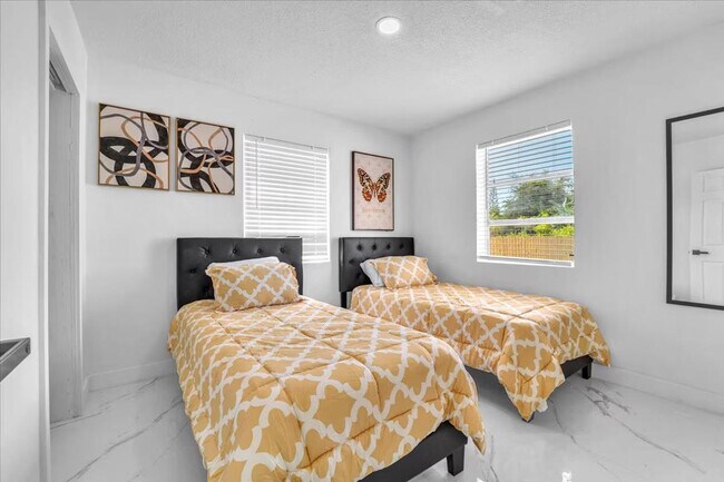 Building Photo - 1208 N 25th Ave