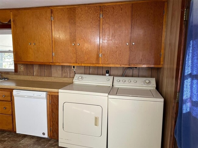 Building Photo - 1424 S Academy Rd