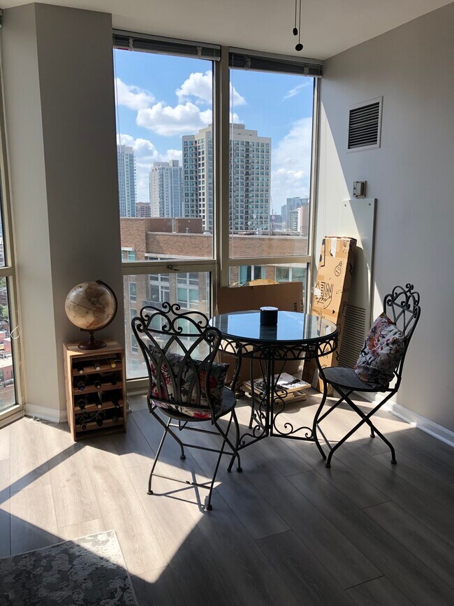 dining room with view - 645 N Kingsbury St
