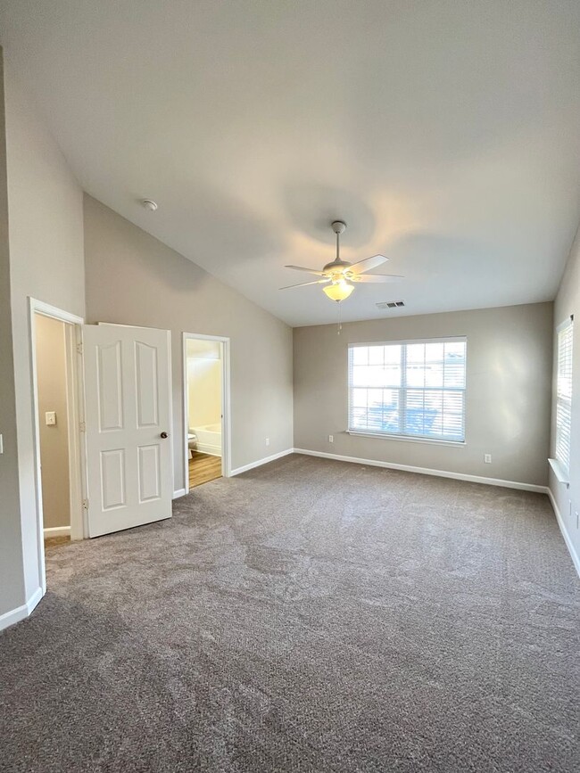 Building Photo - Newly Renovated 3 Bed, 2.5 bathroom Townhome