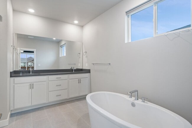 Building Photo - Newer 4-Bedroom Home in Bremerton