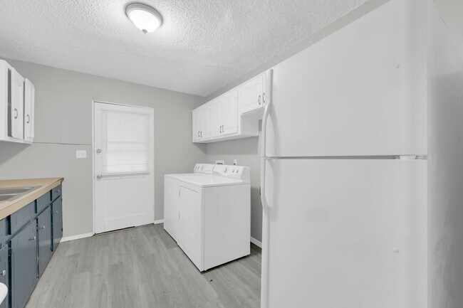 Building Photo - SPACIOUS! LOCATION!
