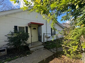 Building Photo - 1 bed/1 bath unit in triplex located in de...