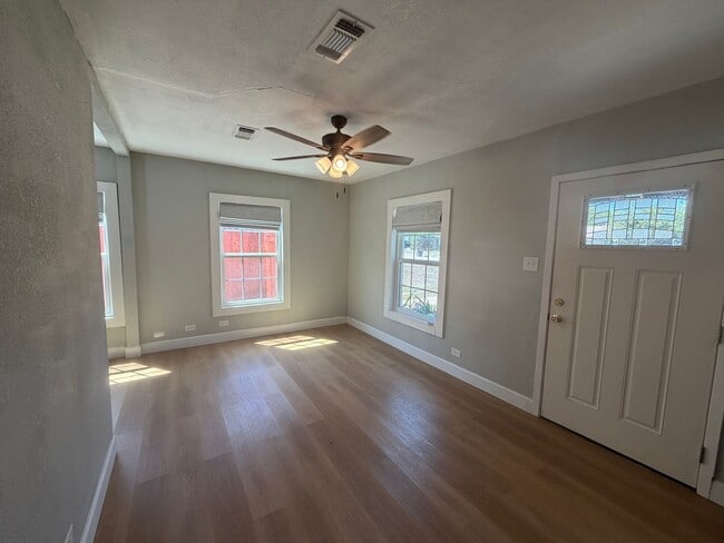 Building Photo - Charming 2 Bed / 1 Bath – Newly Remodeled with Bonus Space!