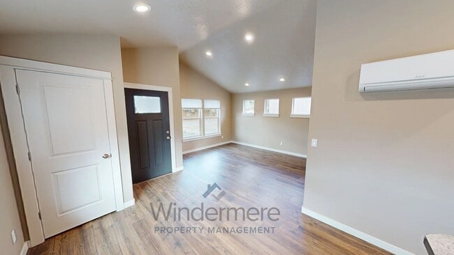 Building Photo - 221 Laurel St