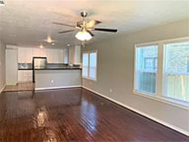 Building Photo - Available August 2026! 2 Bed House Near Downtown Bryan!