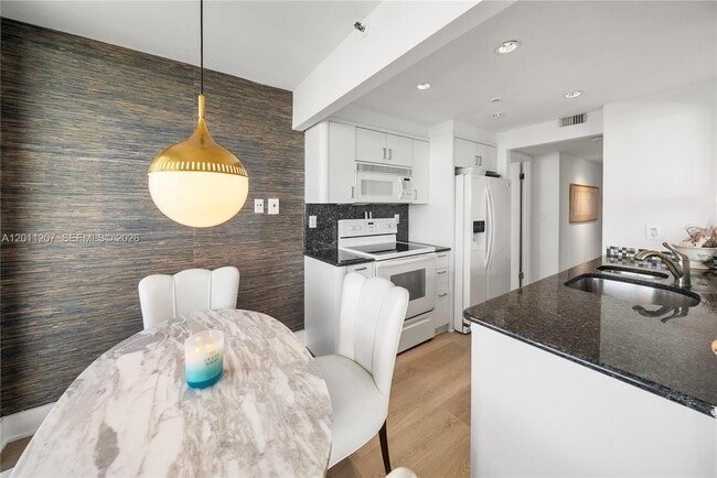 Building Photo - 2555 Collins Ave