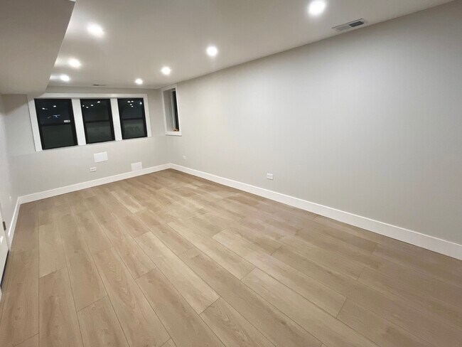 Building Photo - 1443 W Oakdale Ave