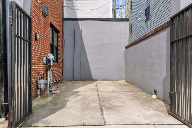 Building Photo - 4 Bedroom / 3 Bathroom Modern Contemporary...