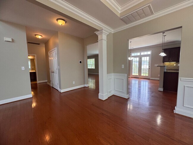 Building Photo - Stunning 5 Bedroom 4 Bath Home with 3 Car ...