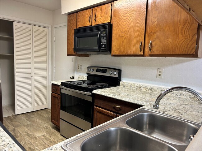 Building Photo - 8030 Sands Point Dr