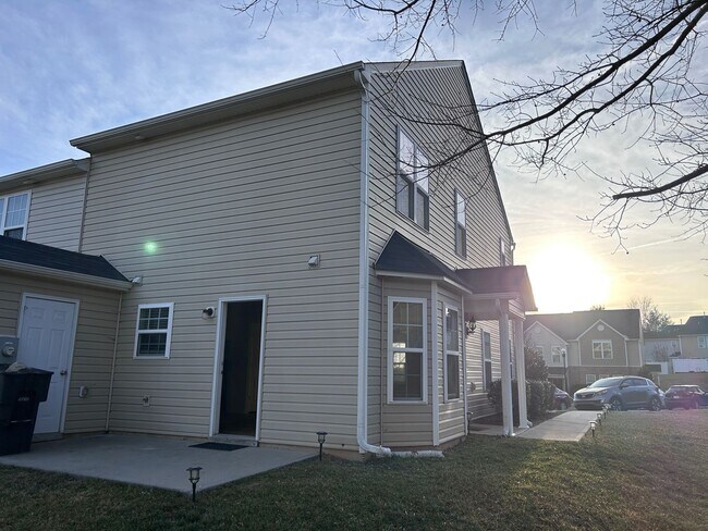 Building Photo - Coming Soon! 3/2.5 High Point Townhome, just north of town near N Main St & I-74