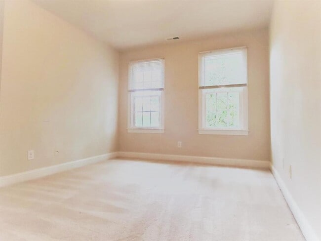 Building Photo - 102 Alden Village Ct
