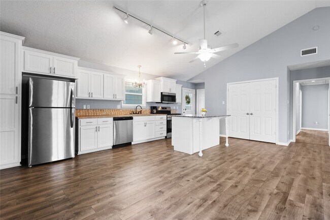 Building Photo - 140 Meadowview Dr