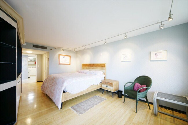 Building Photo - 2480 Presidential Way