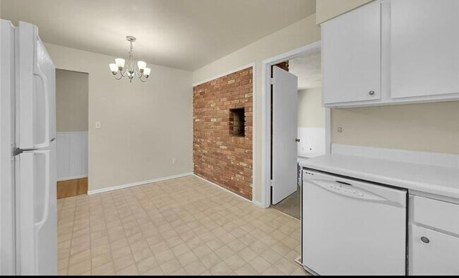 Building Photo - MOVE IN SPECIAL! 3-bedroom Rancher in Coun...
