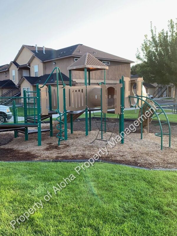 Building Photo - 1065 W Pine Ave