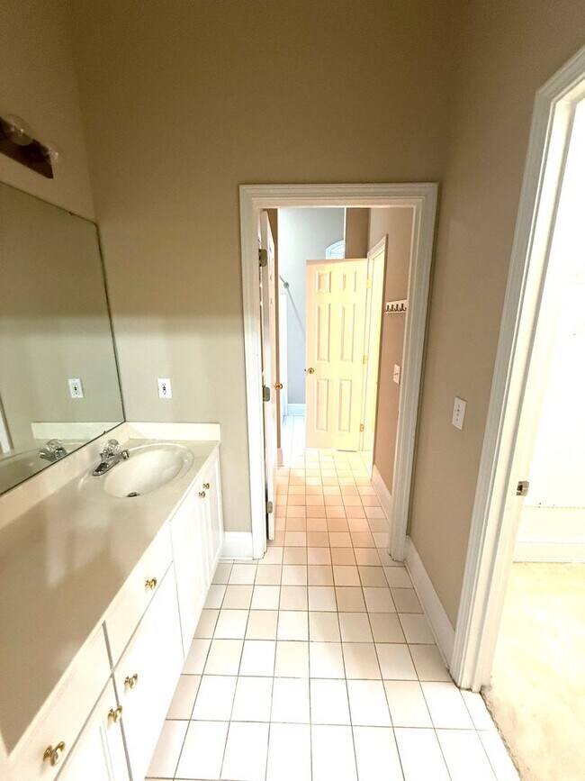 Building Photo - ** 4 Bed 3 Bath located in Deer Creek ** Call our self showing number to schedule a tour 334-366-...