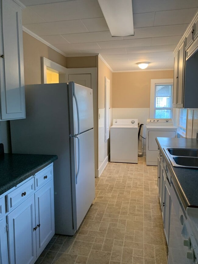 Building Photo - 225 Pine St