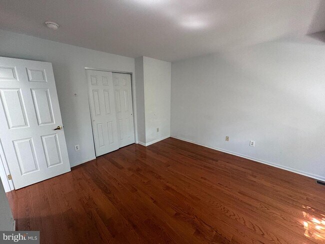 Building Photo - 208 Castle Dr