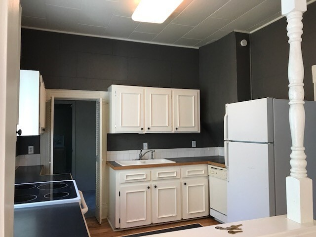 Building Photo - Vintage, Northend, Spacious Home ~ Availab...