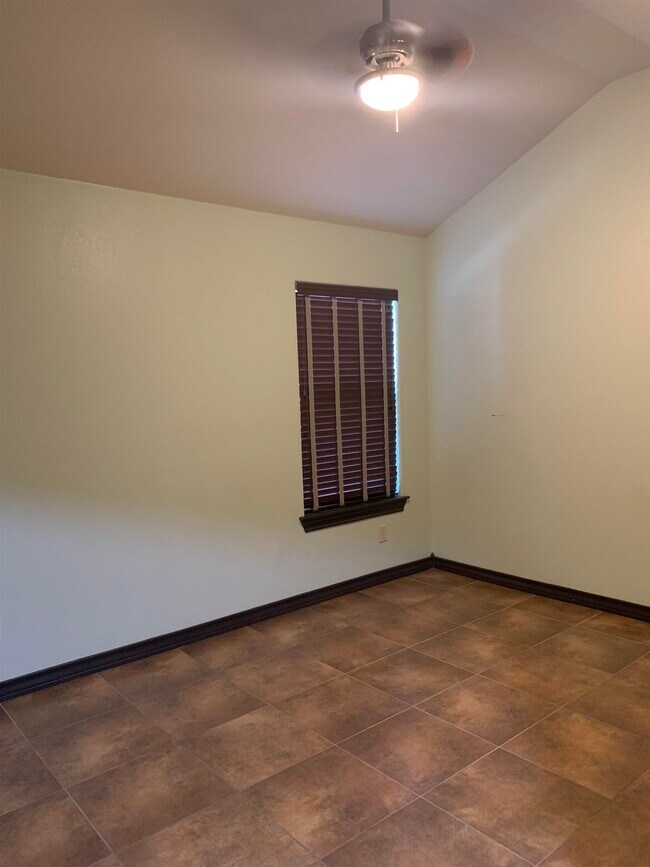 Building Photo - 3129 Rosco Dr