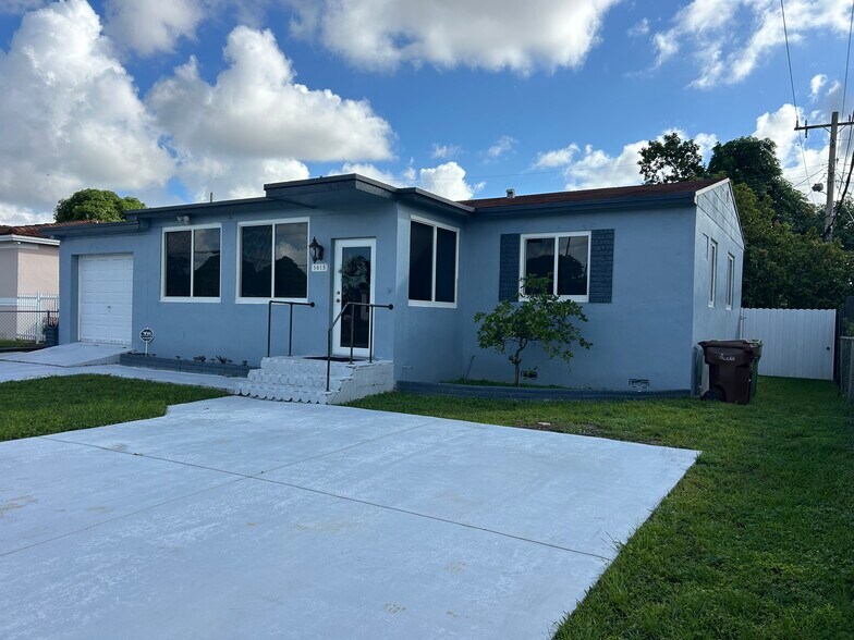 Primary Photo - 5015 E 1st Ct