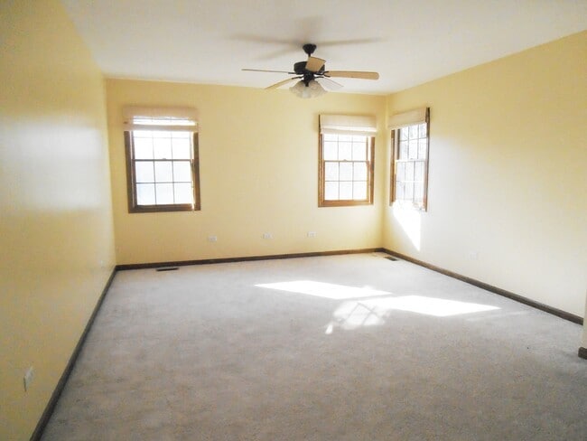 Building Photo - 422 New York Ln